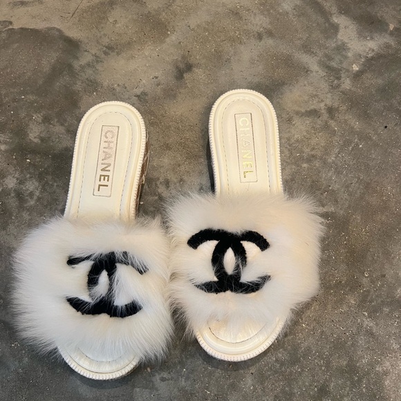 Authentic Chanel fur slides - Picture 1 of 9